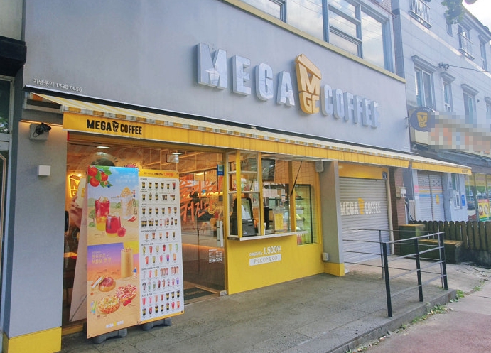 메가커피 창업비용 2억1천 꾸준히 매출 상승중입니다 매장 전경