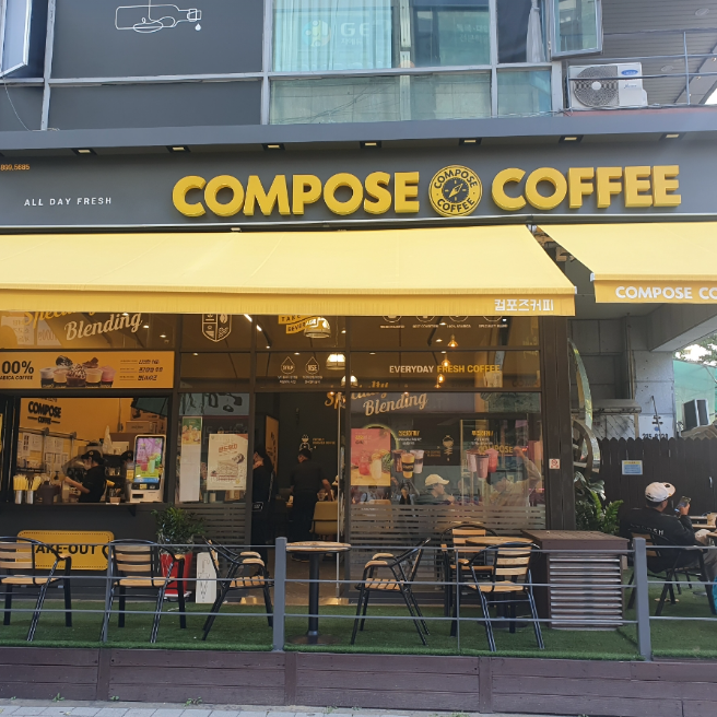 오피스밀집 컴포즈커피창업 소자본인수매장 매장 전경