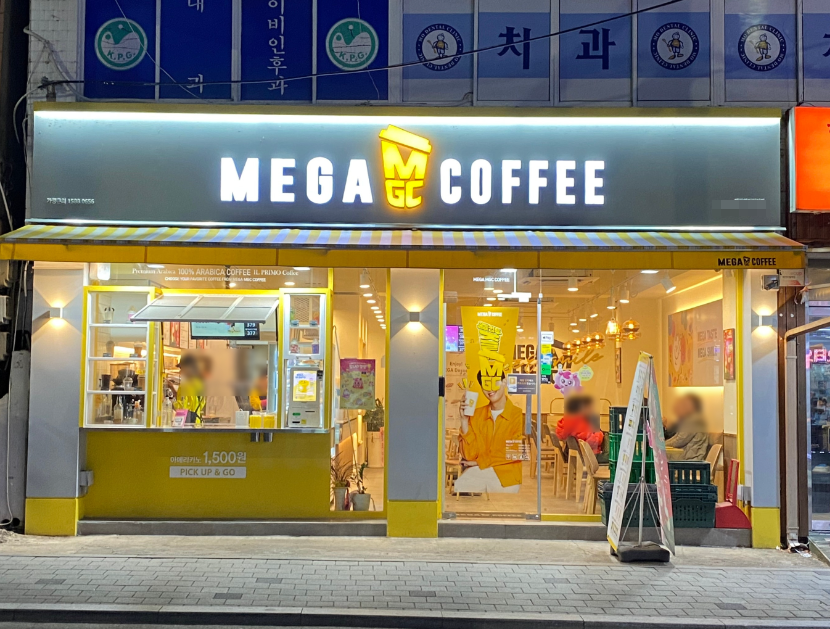 유명백화점상권 메가커피창업 고매출 양도양수 매장 전경