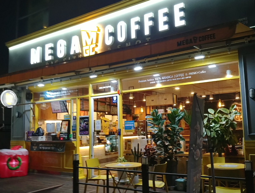 시청앞 오피스먹자상권 메가커피창업 4,100매출 매장 전경