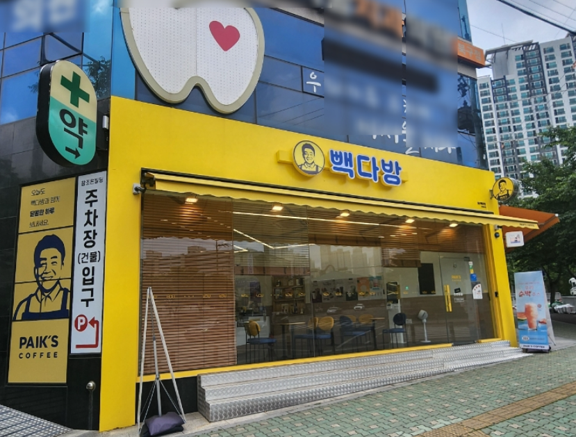 유명쇼핑상권 빽다방창업 소자본800수익 매장 전경